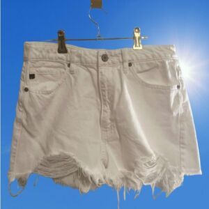 White High-Waisted Jean Shorts with Frayed Hem